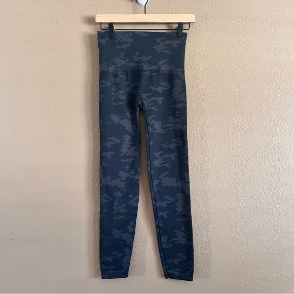 Spanx Look at Me Now Camouflage Leggings Size Large - Picture 2 of 9